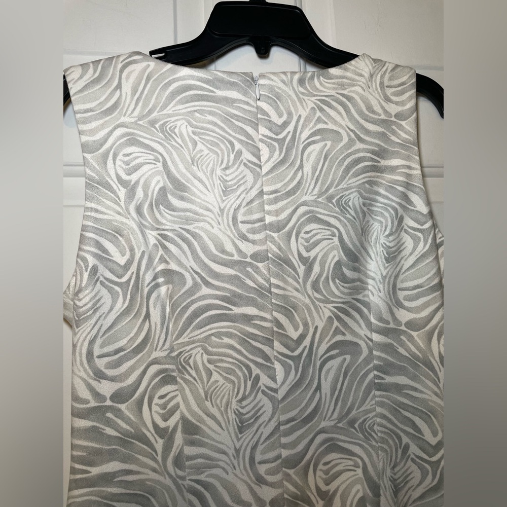 J McLaughlin Grey & White Print Shift Dress Sleeveless Ruched Side Size Medium - Picture 6 of 8